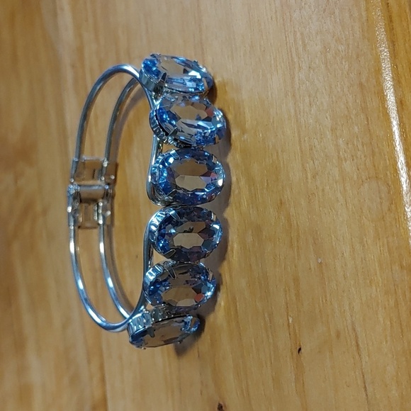 🇨🇦3 For $20🇨🇦WOMEN'S SILVER TONE FAUX AQUAMARINE HINGE BRACELET - Picture 3 of 8